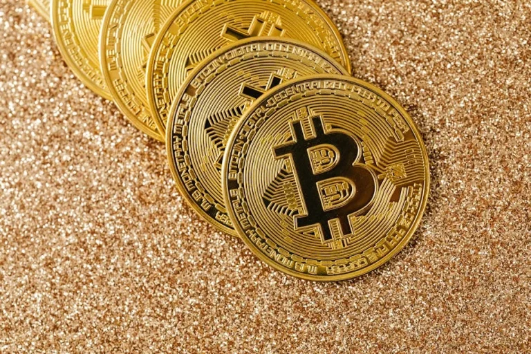 Bitcoin może spaść do 50K USD według analityków