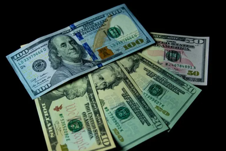 Dolar rośnie w siłę. Odliczanie do decyzji USA trwa